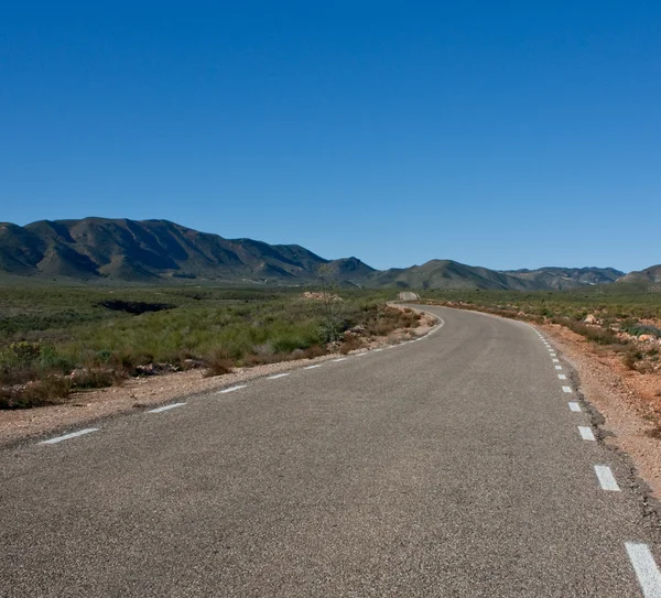 erken baharda ıssız yol