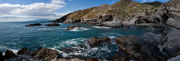 Rocky panoramik deniz kıyısı — Stok fotoğraf
