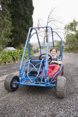 Çocuk üzerinde bir arabası