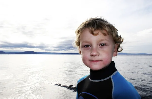 Хлопчик біля озера — стокове фото