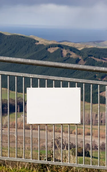 Sinal em branco na colina — Fotografia de Stock