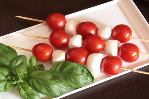 Tomatoes and mozzarella on skewers — Stock Fotó