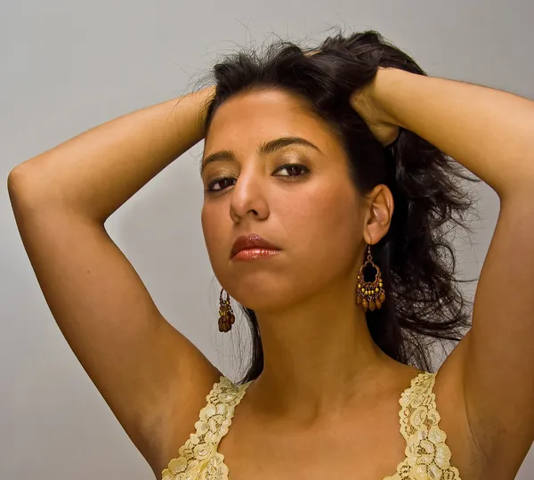 Latina kezével a haját — Stock Fotó