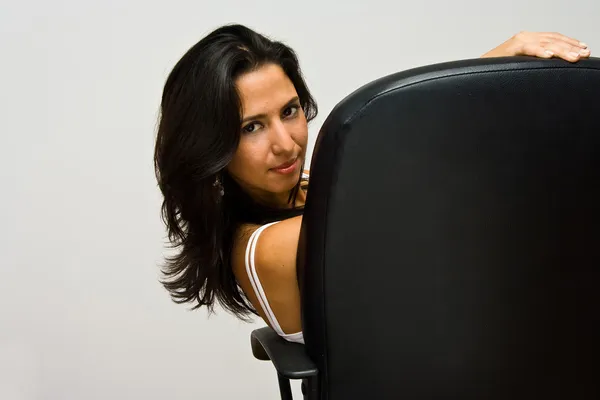 Latina, sedí v křesle — Stock fotografie