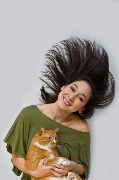 Kediyi tutan kadın — Stok fotoğraf