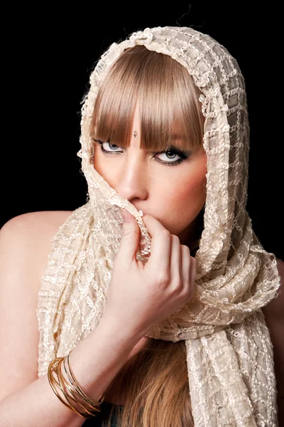 Жінка з шарфиком — стокове фото