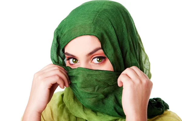 Cara con ojos verdes y bufanda — Foto de Stock