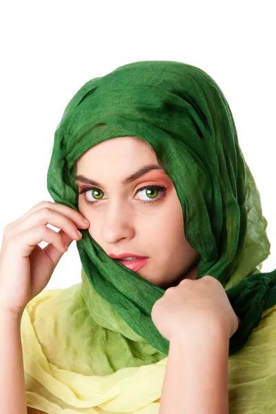 Gesicht mit grünen Augen und Schal — Stockfoto