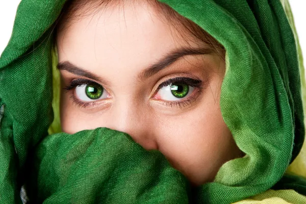 Gesicht mit grünen Augen und Schal — Stockfoto