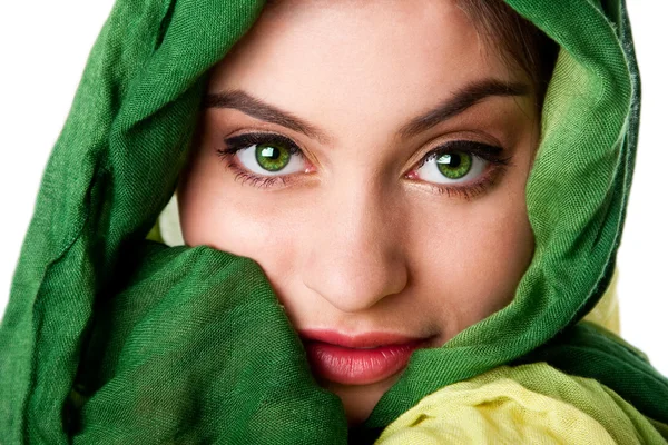 Rosto com olhos verdes e cachecol — Fotografia de Stock