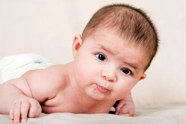 乳児の腹の上に敷設 — ストック写真