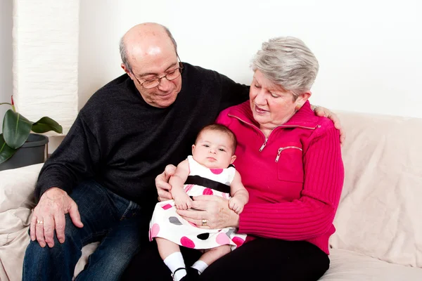 Grootouders met meisje van de baby — Stockfoto
