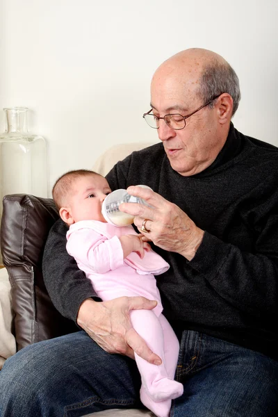 Abuelo biberón alimentación bebé niña —  Fotos de Stock