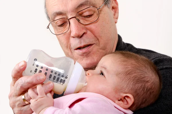 Kakek botol makan bayi perempuan — Stok Foto