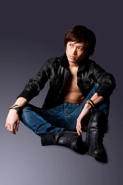 Bonito homem asiático com jaqueta de couro — Fotografia de Stock