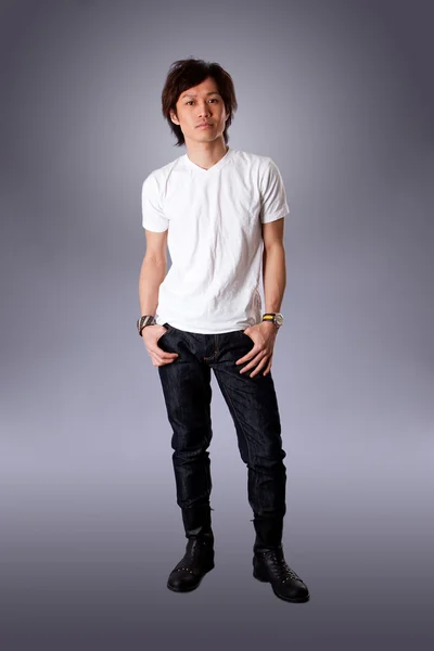 Příležitostné asijské muž v bílé košili — Stock fotografie