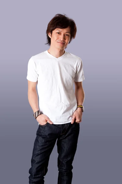 Sorrindo homem asiático em camisa branca — Fotografia de Stock