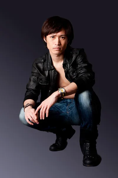 Bonito homem asiático com jaqueta de couro — Fotografia de Stock
