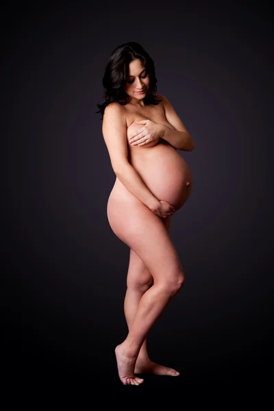 Красивая голая беременная женщина — стоковое фото