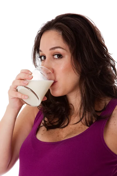 우유를 마시는 여자의 얼굴 — 스톡 사진
