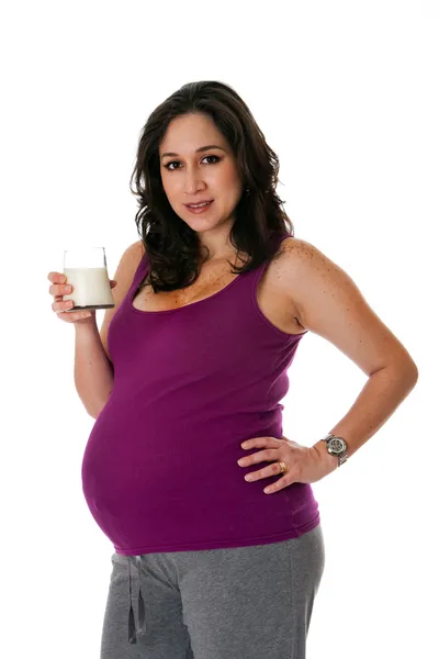 Здоровая беременная женщина с молоком — стоковое фото