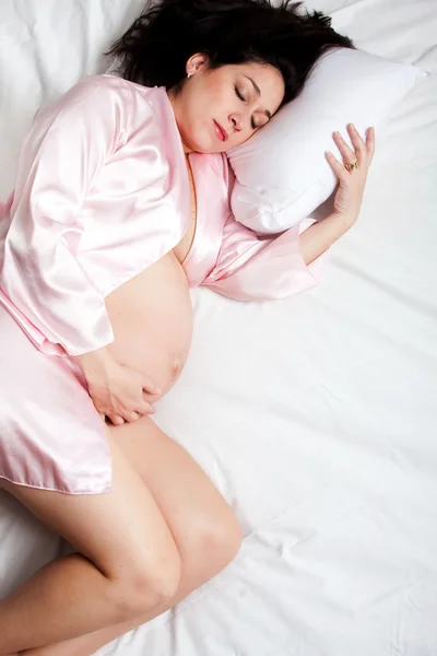 Uyku yatakta hamile kadın — Stok fotoğraf