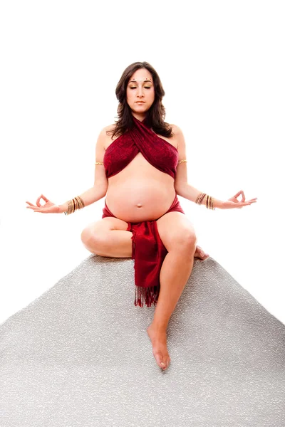 妊娠中の女性の瞑想 — ストック写真