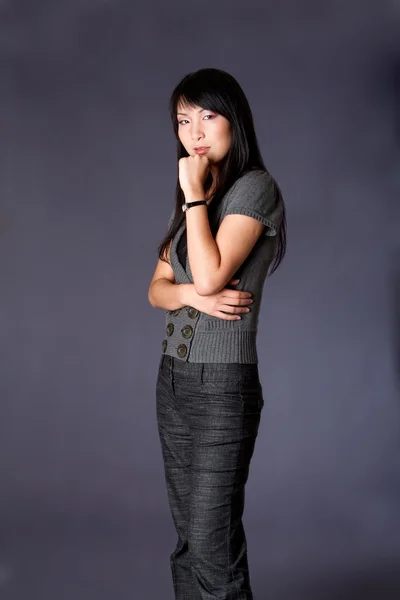 Азиатская деловая женщина думает — стоковое фото
