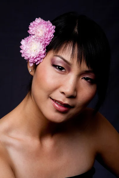 Лицо азиатки с цветами — стоковое фото
