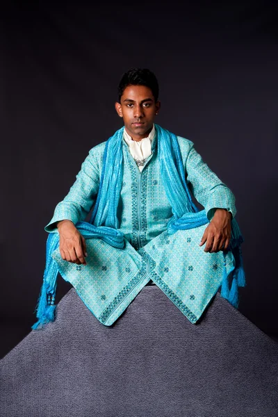 Hombre hindú sentado en posición de loto — Foto de Stock