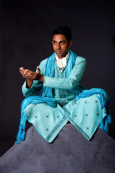 印度男子坐在莲花的位置 — 图库照片