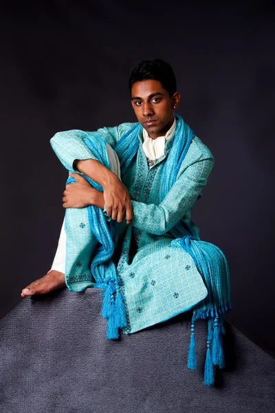 Hombre hindú sentado en la roca — Foto de Stock
