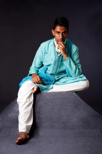 ヒンドゥー教の男が座っていると思考 — ストック写真