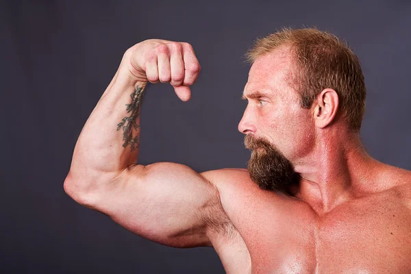 Homem mostrando bíceps — Fotografia de Stock