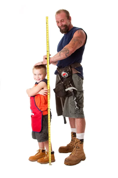 Pappa mäta höjden av son — Stockfoto
