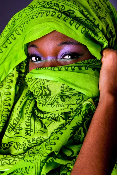 Африканская женщина с шарфом — стоковое фото
