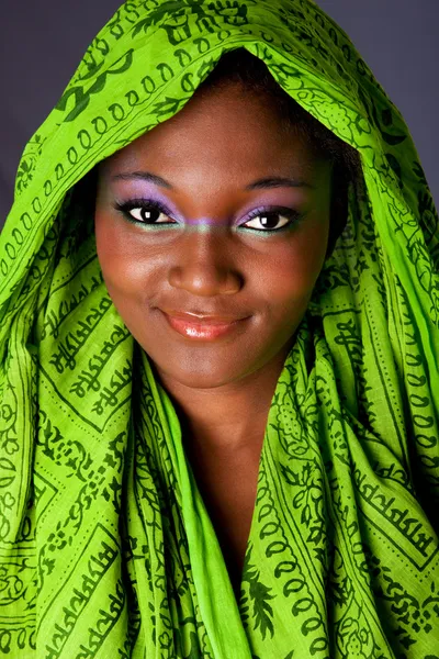 Улыбающаяся африканская женщина в головной убор — стоковое фото