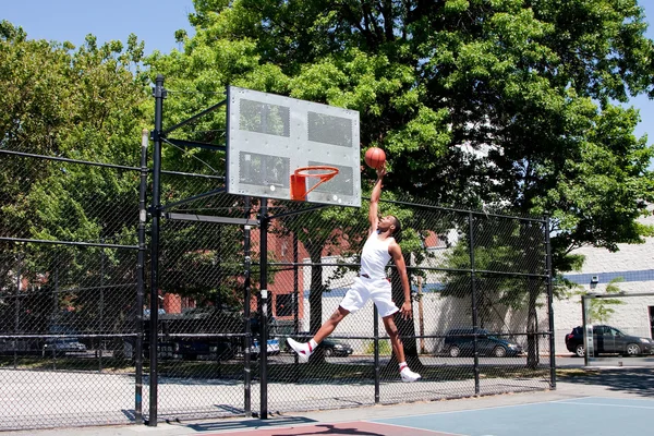 Hoppande basketspelare — Stockfoto