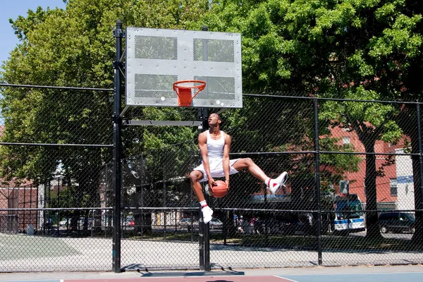 Springen basketballer — Stockfoto
