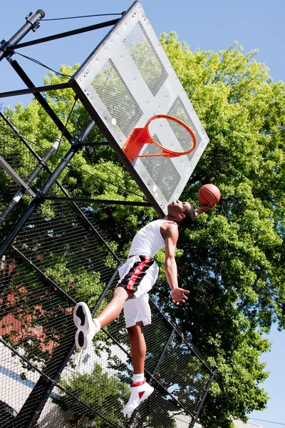 Jumping basketball player — Stock Photo, Image