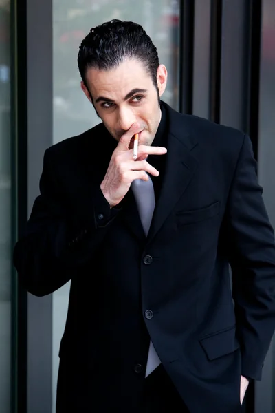 Ο άνθρωπος των επιχειρήσεων κάπνισμα — Φωτογραφία Αρχείου