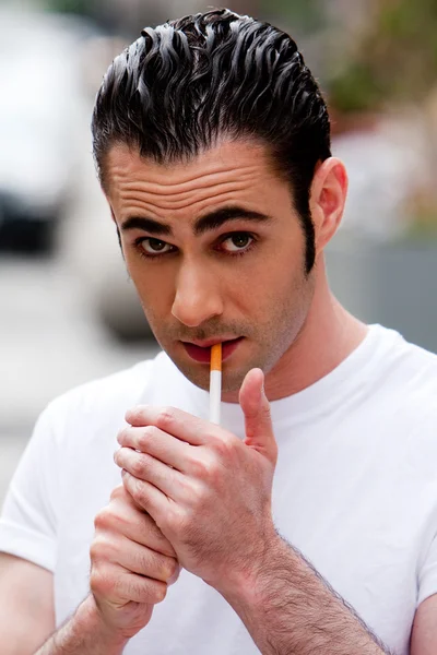 Man lighting cigarette — Stock Photo, Image