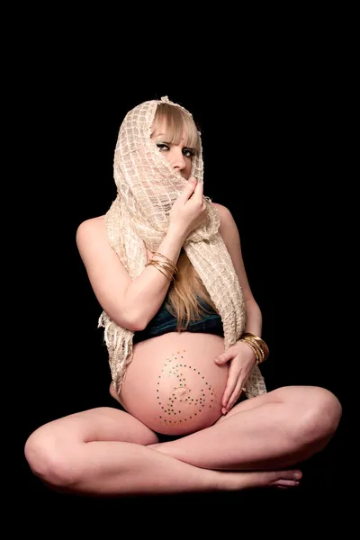 Беременная женщина с вуалью — стоковое фото