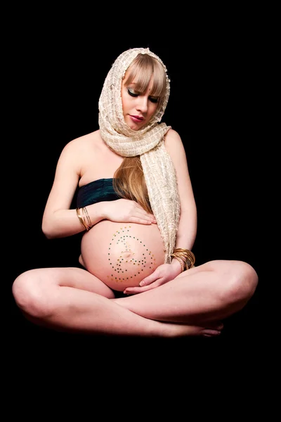 Donna incinta che tiene la pancia — Foto Stock