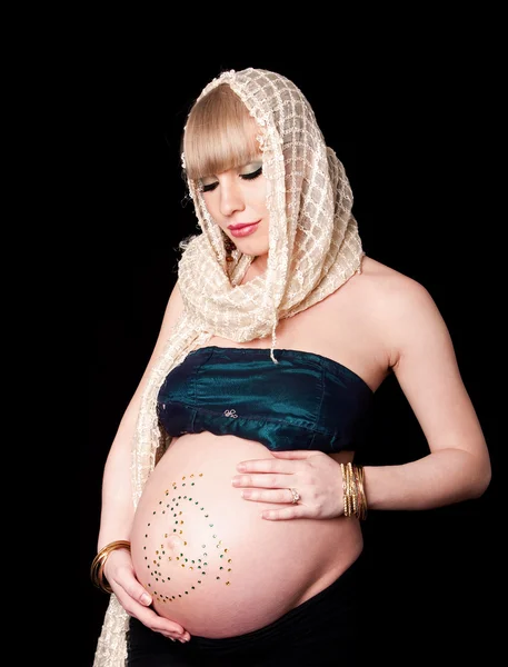 Femme enceinte tenant ventre — Photo