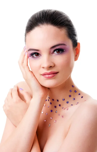Modegesicht mit lila Make-up-Perlen — Stockfoto