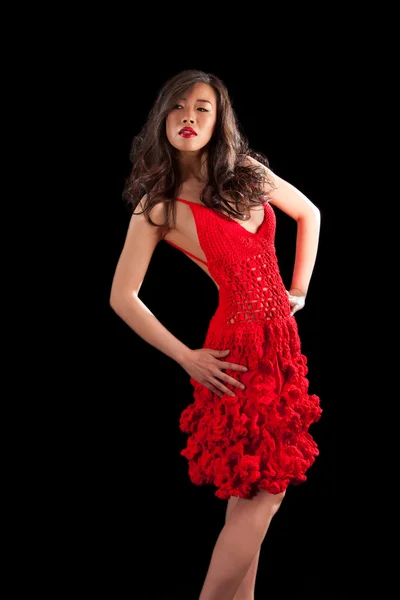 Азиатка в красном вязаном платье — стоковое фото