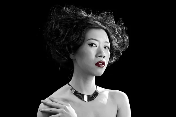 Femme asiatique avec des lèvres rouges — Photo