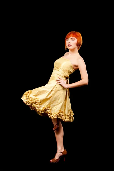 Redhead in gele jurk — Stockfoto