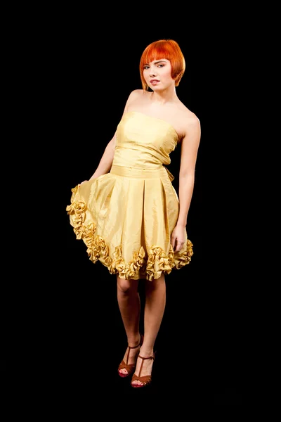 Rudy w żółtej sukience — Zdjęcie stockowe